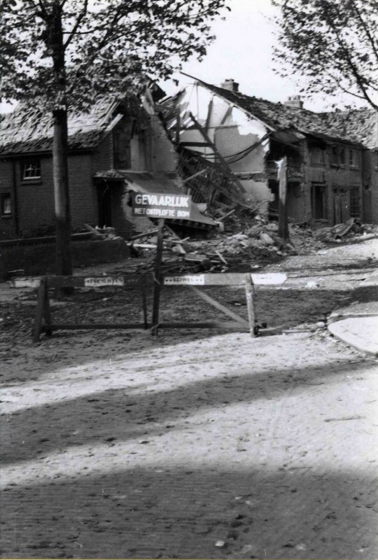 Dr. Schaepmanlaan Getroffen woningen door bombardement van 10.10.1943. Straat is afgezet vanwege niet ontplofte bom..jpg