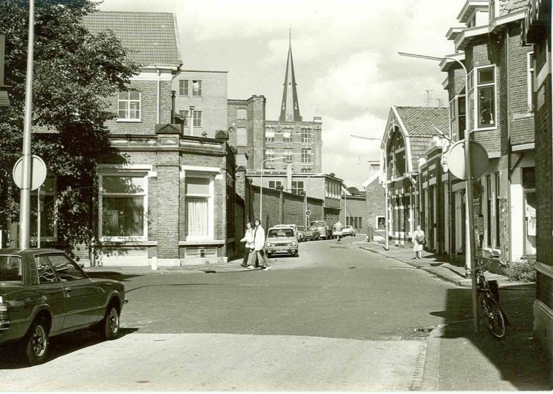 van Lochemstraat 2-9-1979 Kruising met de Noorderhagen gezien in richting Oldenzaalsestraat. Van Heek complex.jpg