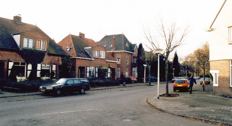 Minister Loudonlaan Straatbeeld met geparkeerde auto's in de wijk Zwik.Richting het oosten..jpg