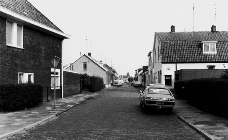 Esstraat Straatbeeld met geparkeerde auto's.Richting het oosten.jpg