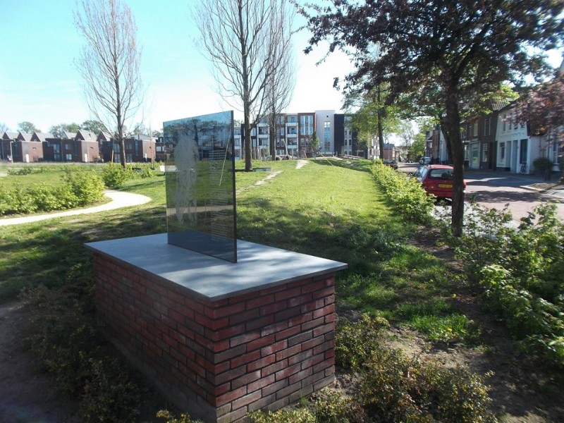 Aldenkampplantsoen hoek Rozenstraat monument (3).JPG