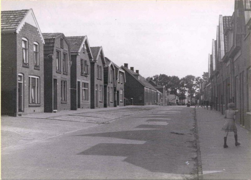 Steenweg vanaf de Faberstraat richting Oosterstraat. 1943.jpg