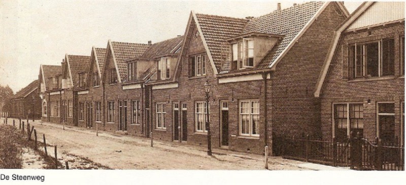 Steenweg paaltjes is gemeentegrens Zandweg in Lonneker.jpg