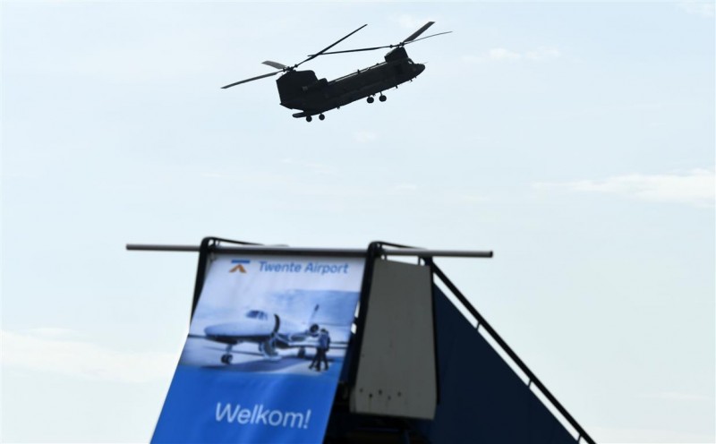 Bemanning Chinook verrast vliegtuigspotters Twente Airport.jpg
