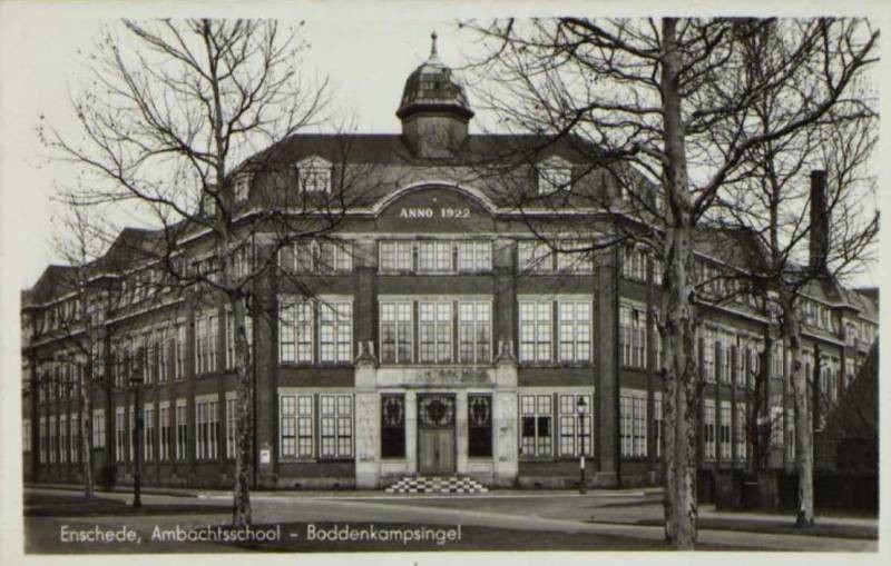 Aanzicht Oude Ambachtsschool anno 1942. Voordat het dak met vuurbommen eraf gebombadeerd werd.