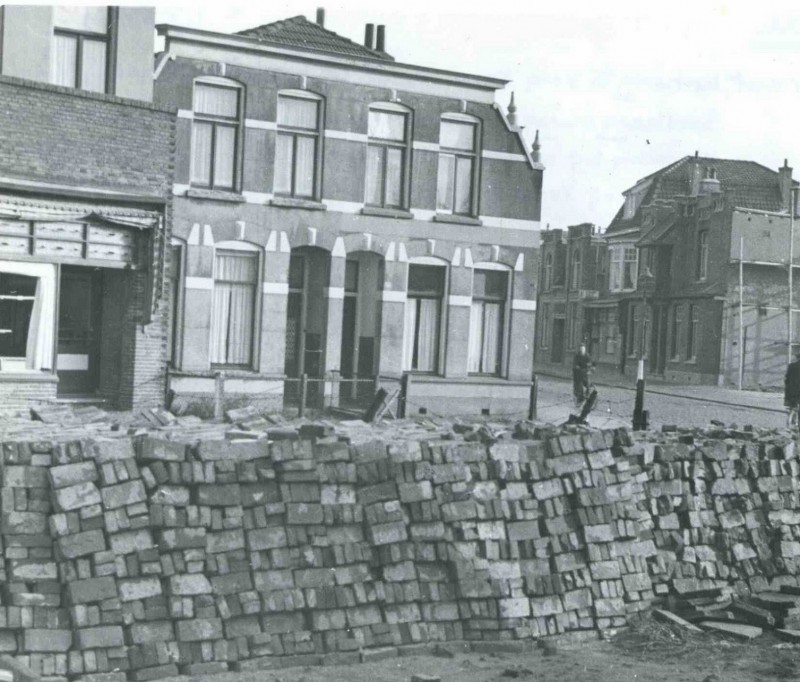 Brinkstraat t.h.v. het kruispunt Rietmolenstraat Perikweg  Spelbergsweg. Links de oude slagerij van Vogel. jan. 1944.jpg