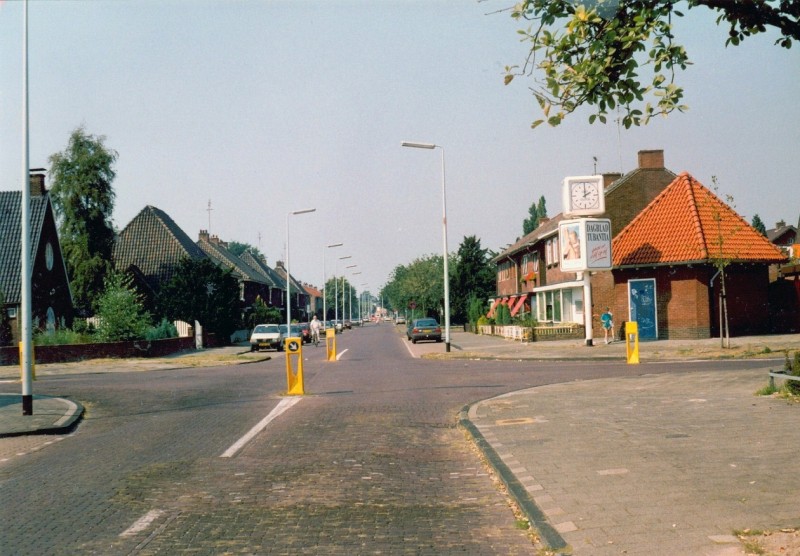 B.W. ter Kuilestraat Op de kruising met de Zweringweg is de vm N.H. Kapel verbouwd tot  dubbele woning. Het kerkje is in gebruik genomen in het jaar 1937 ens in 1994 verbouwd. Rechts transformatorgebouw.jpg