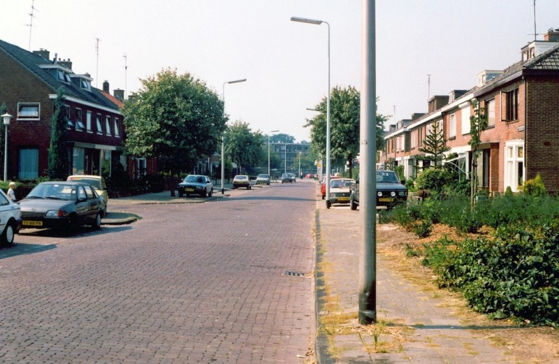 B.W. ter Kuilestraat Zicht op woningen met links de Dr. Lovinkstraat in de richting van de Wethouder Nijhuisstraat. Verder naar achteren zijn ook de flats aan de Rembrandtlaan zichtbaar.jpg