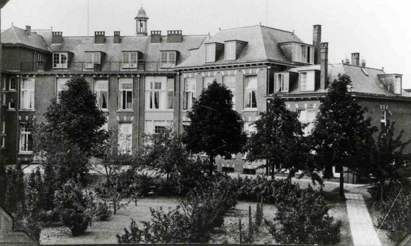 Bisschopstraat 28-5-1928 Westelijke vleugel van het RK ziekenhuis St. Jozef.jpg