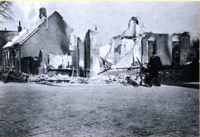 Usselerweg 22-2-1944 Deel getroffen huisnummers 1 tm 9, hoek Pathmossingel..jpg