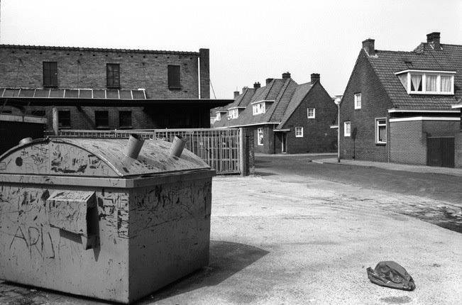 Vorstmanstraat achter supermarkt Sanders. Vroeger pand confectiefabriek..jpg