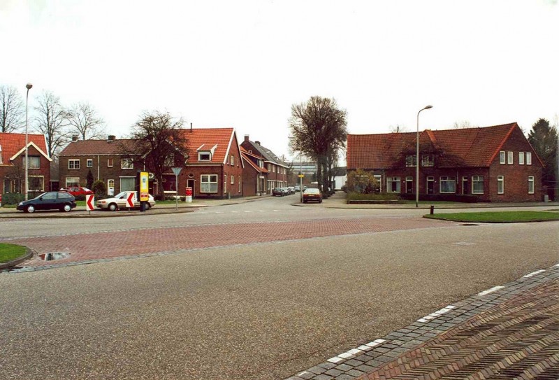 Janninksplein maart 2000 Woningen met de huisnummers 13 tm 18, gezien vanaf de Pathmossingel.jpg