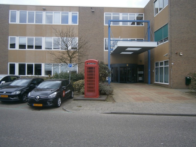 Schuttersveld KPN gebouw met telefooncel (2).JPG