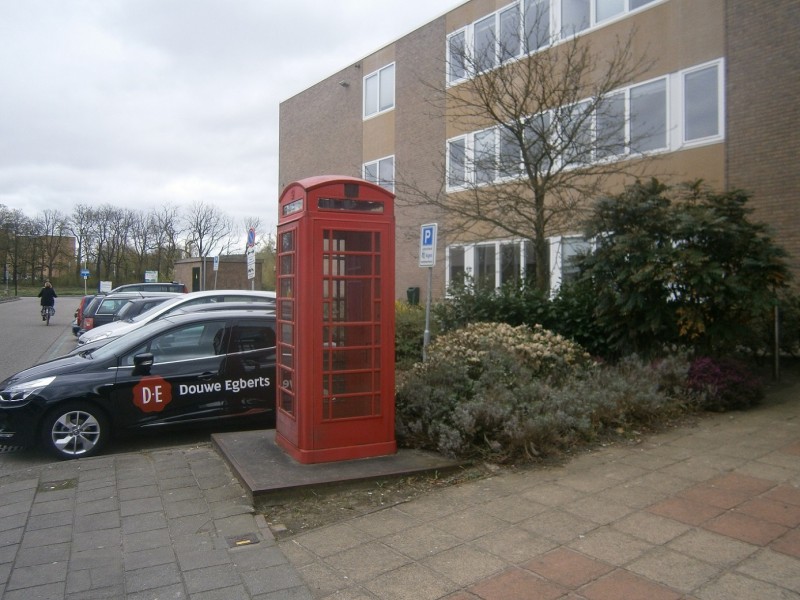 Schuttersveld KPN gebouw met telefooncel.JPG