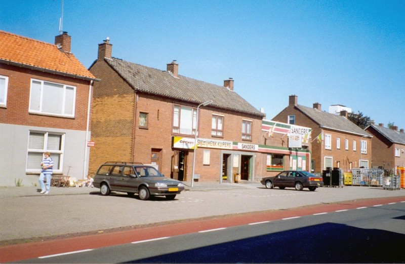 Perikweg Winkels Slijterij Henk Kuipers, Supermarkt Sanders.jpg