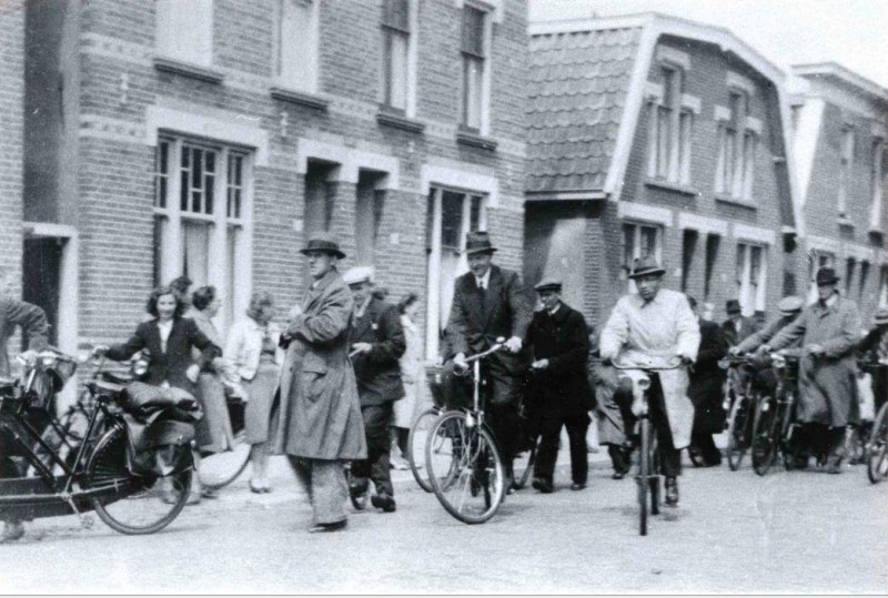 Perikweg t.h.v. No 30. Mannen op weg naar de kabelwacht..jpg