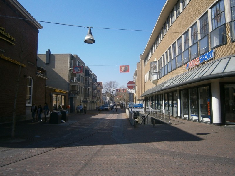 Brammelerstraat rechts oude pand Vroom en Dreesmann .JPG