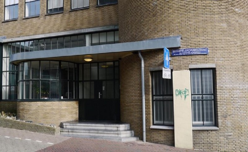 Brammelerdwarsstraat Voormalige portiersloge van Vroom en Dreesman en  achteringang van het warenhuis later Werkplein.jpg