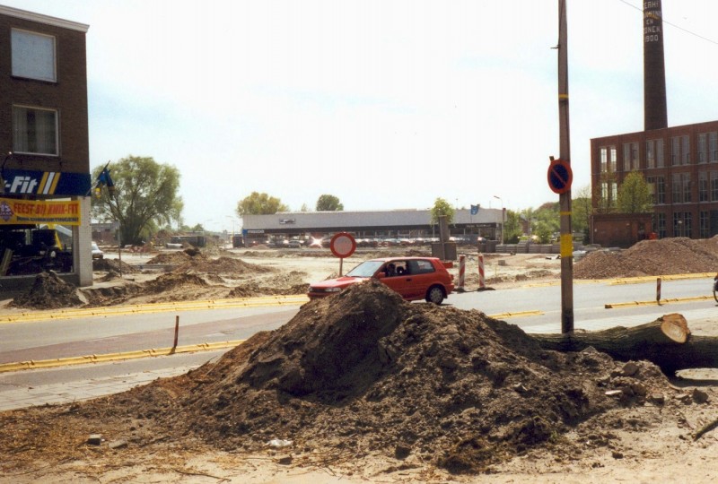 Zuiderval ter hoogte van de kruising met de Haaksbergerstraat en later rotonde. Links Kwik-Fit autoservice en rechts het Janninkcomplex. Midden is autodealer Mazda Kolenaar.jpg