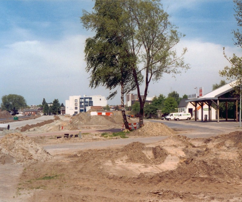 Zuiderval in aanleg kijkend in de richting van de Haaksbergerstraat vanaf de Varviksingel. Rechts is het AVIA tanktation van Platvoet zichtbaar.jpg