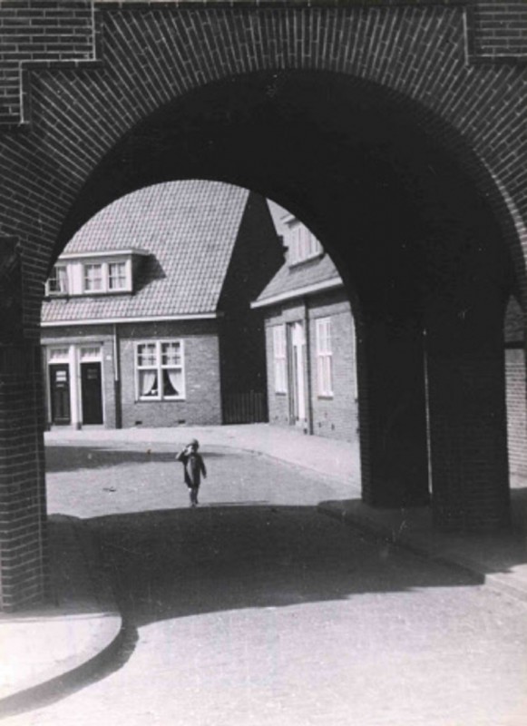 Bataviastraat gezien vanaf de Varviksingel. 1943.jpg