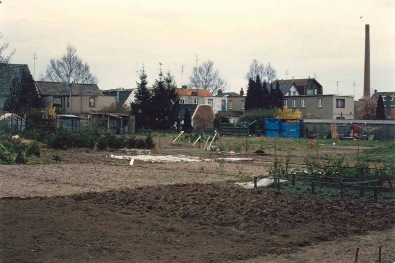 Getfert april 1983 Volkstuintjes op terrein van voormalig textielbedrijf Baurichter.jpg