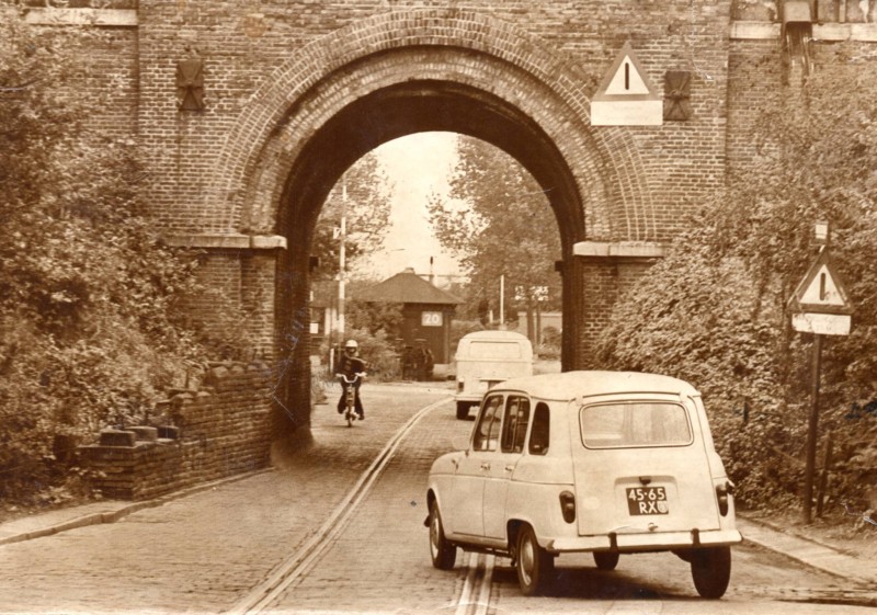 Viaductstraat Bouwhuistunnel met spoorrail en autoverkeer.jpg