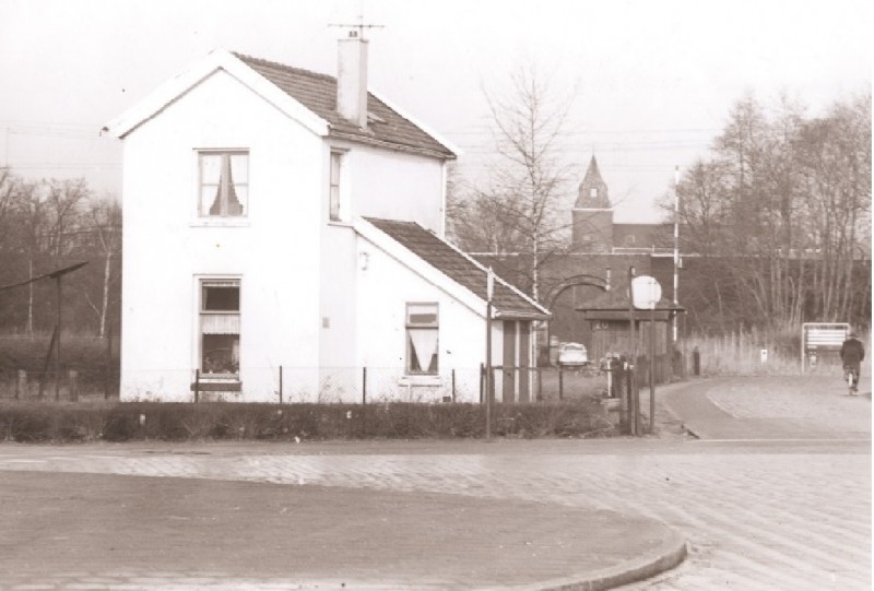 Hendrik ter Kuilestraat 6 Woning van de overwegwachter. Zicht op de spoorwegovergang, de Viaductstraat en Twekkelertunnel..jpg