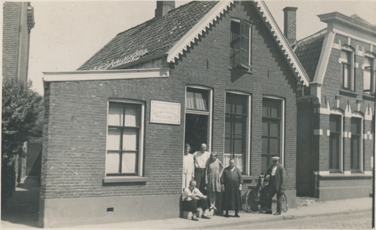 Lipperkerkstraat 105 was- en stijkinrichting van M. Kleinwolt.jpeg