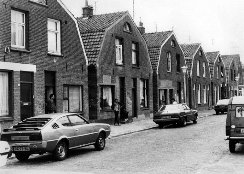 Billitonstraat Straatbeeld met dubbele woonhuizen en geparkeerde auto's.jpg