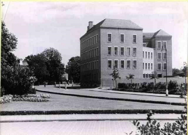 fortuinplein met belastingkantoor1943.jpg