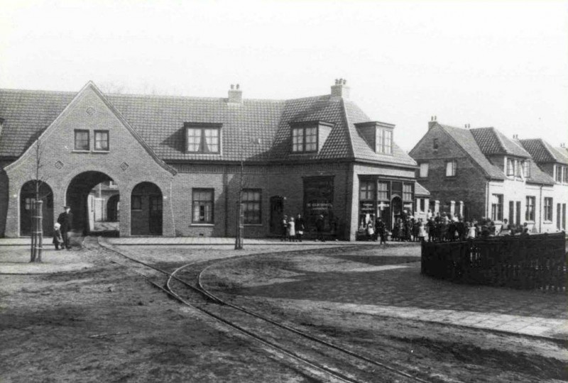 Ververstraat ter hoogte van de Bombazijnstraat, met spoorlijn voor bouwmaterialen 1915.jpg