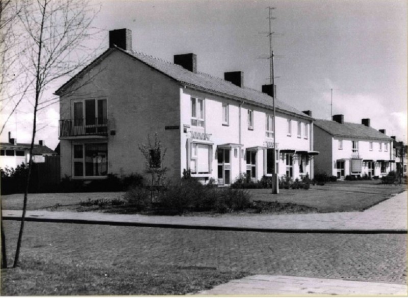 Minister de Savornin Lohmanlaan hoek Minister Treubstraat, zicht op aantal woningen 1955.jpg