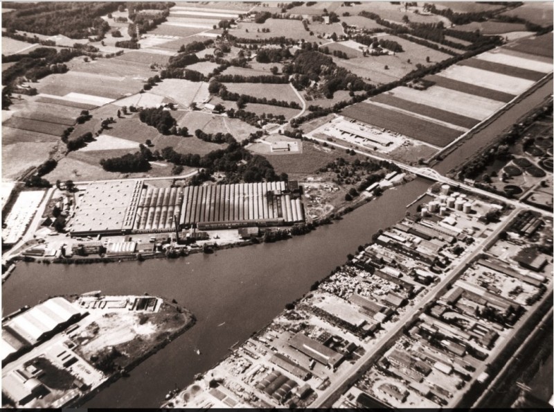 Twentekanaal met een aantal bedrijven o.a. Vredestein 1978.jpg