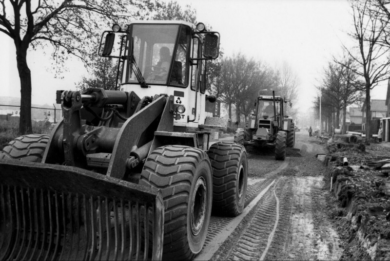 Lambertus Buddestraat Nieuwe bestrating wordt aangebracht met het terrein van korfbalvereniging Rigtersbleek aan de linkerkant..jpg