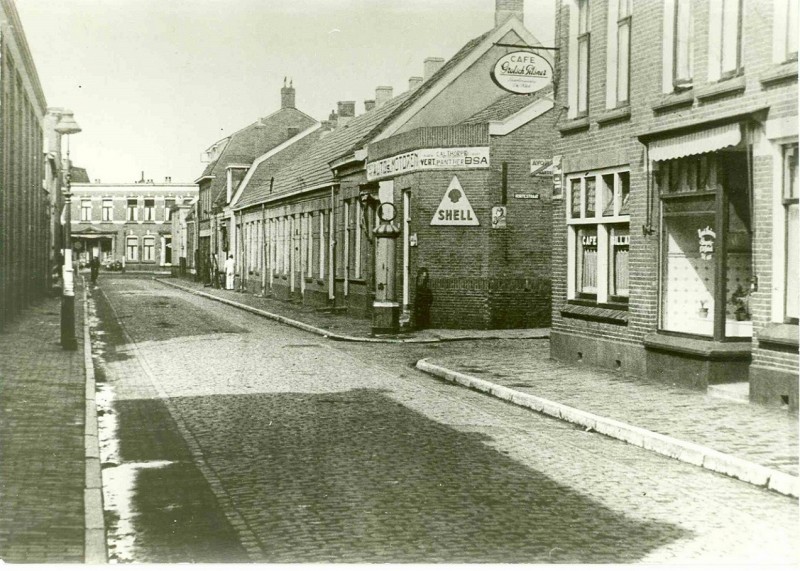 Koningstraat Zicht op café, benzinepomp en Haaksbergerstraat.jpg