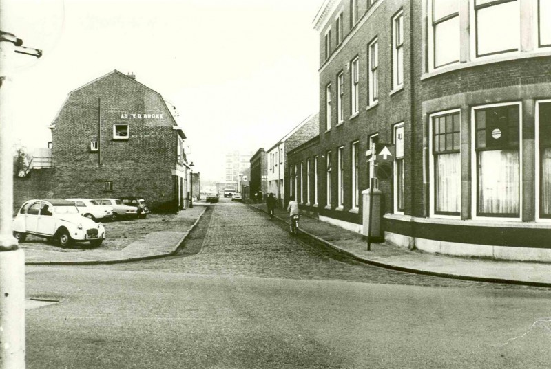 Koningstraat hoek Haaksbergerstraat met kantoor Scholten. AD vd Broek.jpg