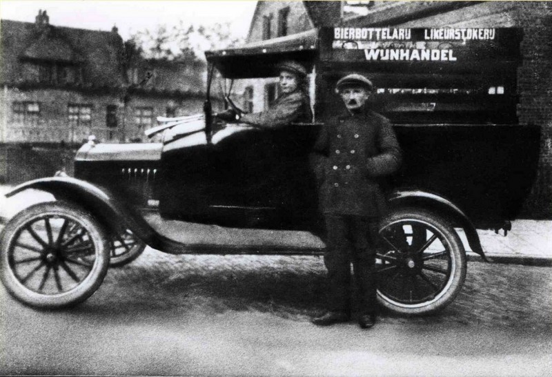 Pyrmontstraat A-Ford v.d. fa. Wezo met B.J. Wevers en hr. B. Morsman..jpg