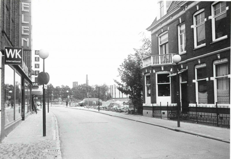 Oldenzaalsestraat links Platvoet Meubelen omgeving Hoge Bothofstraat richting Molenstraat en spoorwegovergang 1979.jpg