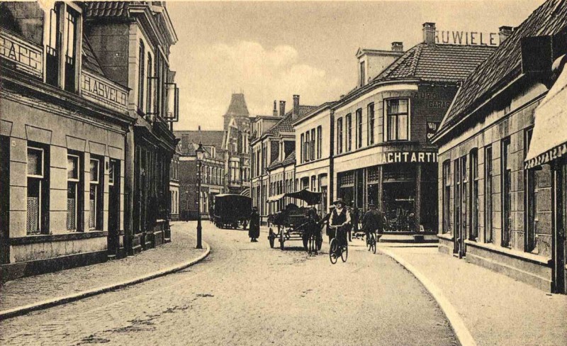 Oldenzaalsestraat 1900 vroeger Hondenkolk. Ter hoogte van de Van Lochemstraat in zuidelijke richting, met links café Asveld..jpg