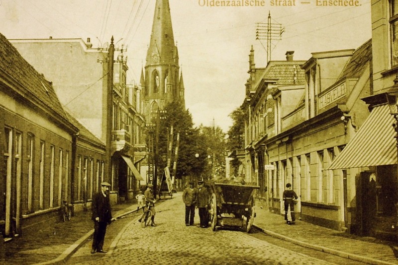 Oldenzaalschestraat 92 J pand cafe H. Asveld achtergrond Jozefkerk.JPG