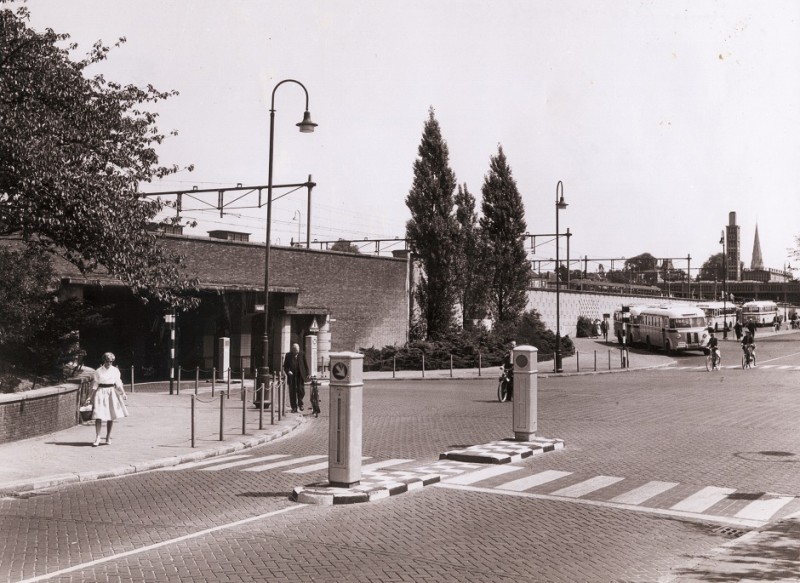 Stationsplein Zuidelijke ingang van de Prinsessetunnel met op de achtergrond Station Nederlandse Spoorwegen en busstation met lijnbussen.jpg