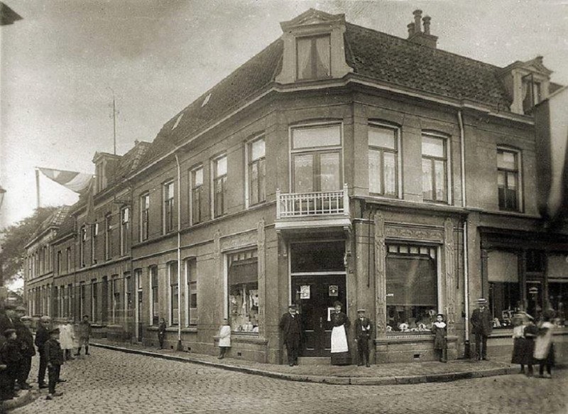 Wilhelminastraat hoek Oldenzaalsestraat pand op de hoek nu broodjeszaak Willemientje.jpg