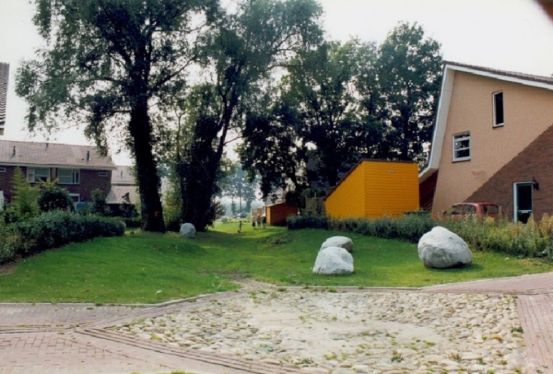 Ommerbos juli 1999. Verschillende typen woningen in de wijk Ruwenbos. Met de bekende Wadi's..jpg