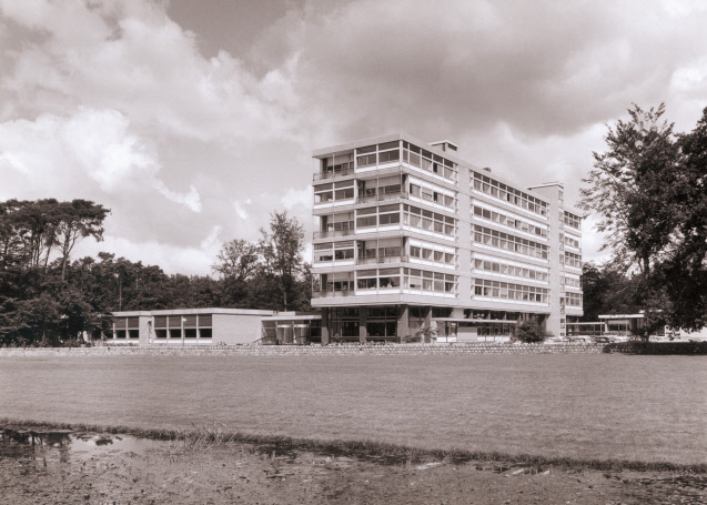 Drienerlolaan 1-9-1966 Bestuursgebouw van de Technische Hogeschool Twente gezien vanuit zuidelijke richting met op de voorgrond de Drienerbeek.jpg