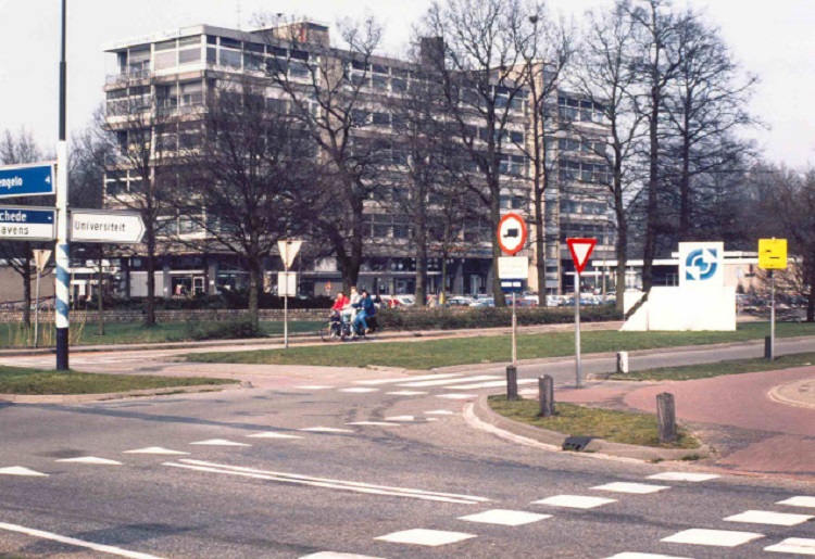Drienerlolaan, gebouwen van de Universiteit Twente.jpg