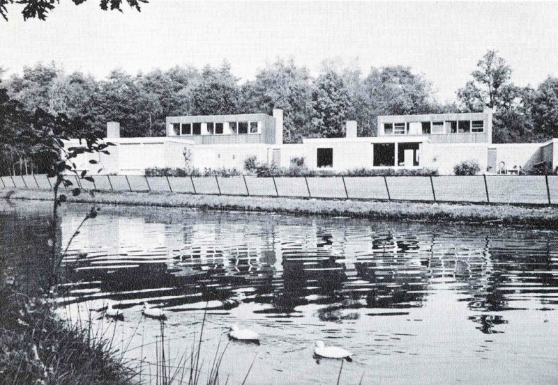Langenkampweg 1968 Campus Technische Hogeschool Twente ( T.H.T. ). Zicht op woningen van de hoogleraren, met vijver op voorgrond.jpg