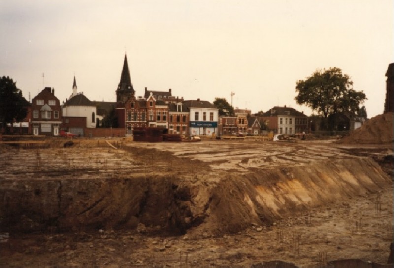 Hulsbeekgaarde feb. 1986 Zicht op bouwput vanaf Wenninkgaarde en Hulsbeekgaarde met zicht op panden aan de Noorderhagen..jpg