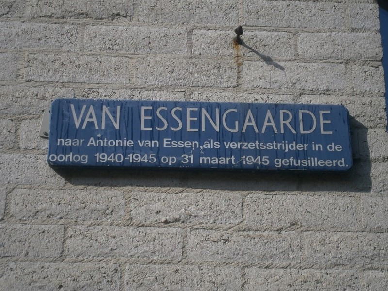 Van Essengaarde straatnaambord (2).JPG