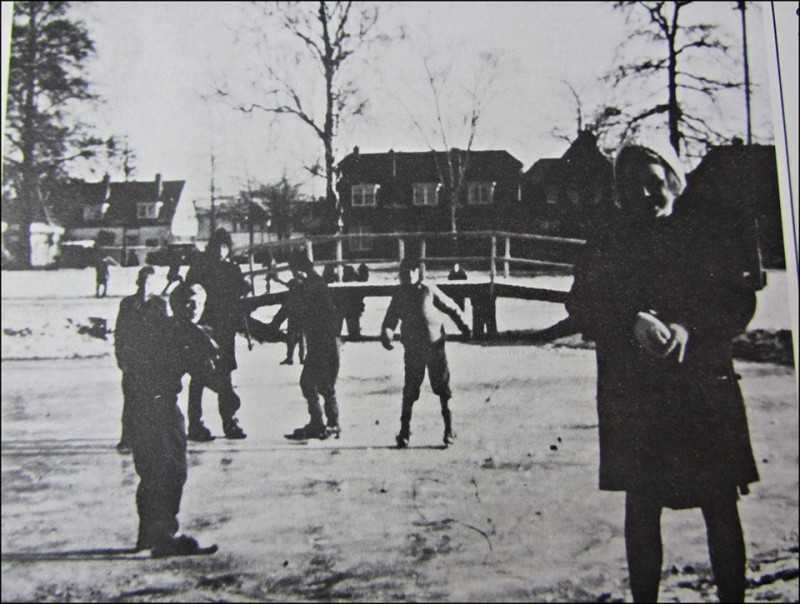 Sterkerstraat eendenparkje winter 1956.jpg